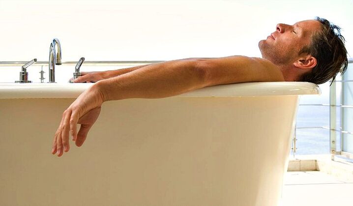 Ein Mann badet mit Erfrischungsgetränken