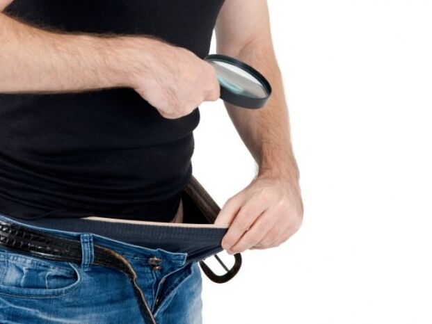 Ein Mann zieht seine Hose aus und möchte seinen Penis vergrößern