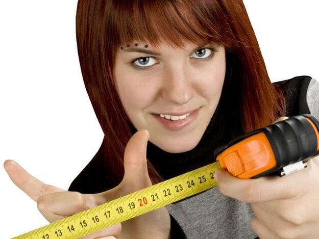 Mädchen zeigt kleinen Penis, wie man ihn vergrößert.