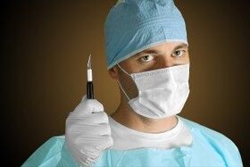 Chirurg, der aus medizinischen Gründen eine Penisvergrößerungsoperation durchführt