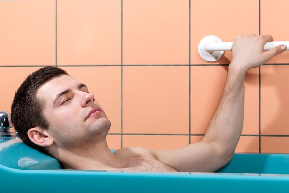 Ein Mann nimmt ein Bad mit Natron, um seinen Penis zu vergrößern